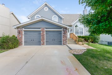 203 N Highland Dr Raymore, MO 64083